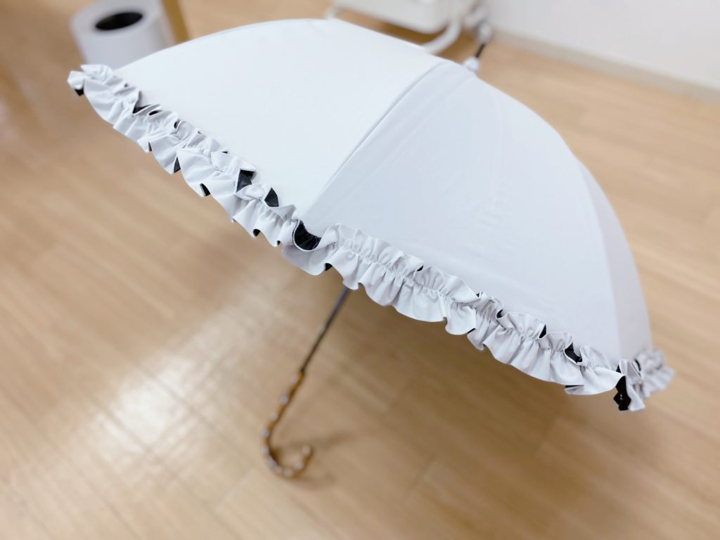 サンバリアの日傘・フリルホワイトはどんなタイプが似合う？ | 東京・新宿のパーソナルカラー診断・骨格診断・顔タイプ診断・メイクレッスンのカラーマルシェ