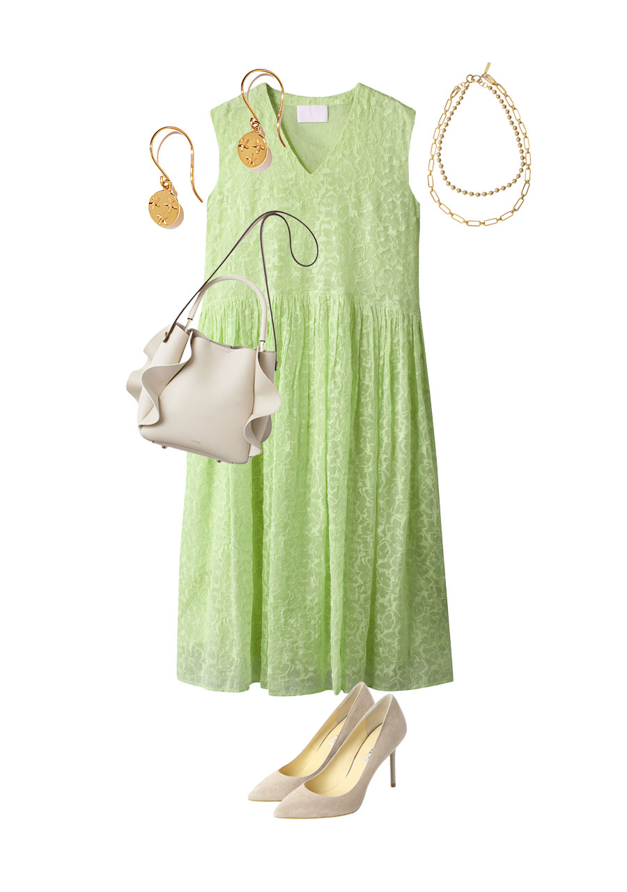 ミントグリーンのドレス＋ゴールドのアクセサリー＋ヌードカラーのパンプス